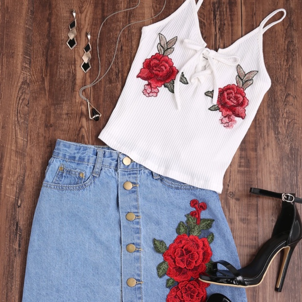 Rose embroidered patch lace up ribbed cami top